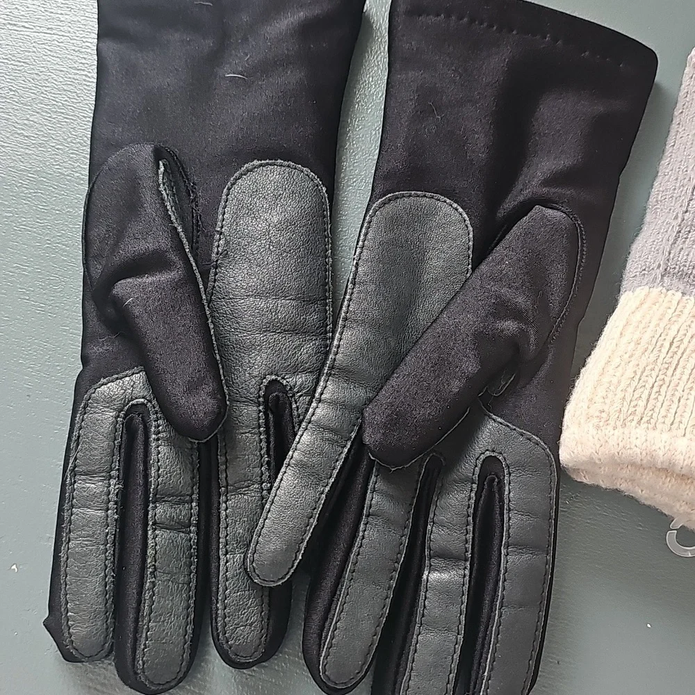 2 Pair Of Womens Gloves Thinsulate Black and Golove NLO Gray Gloves Set Meduim.‎